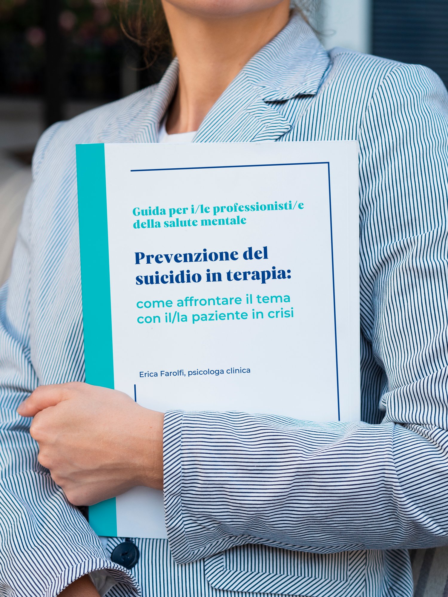 it-mujer-sosteniendo-una-revista-de-maquetas copia